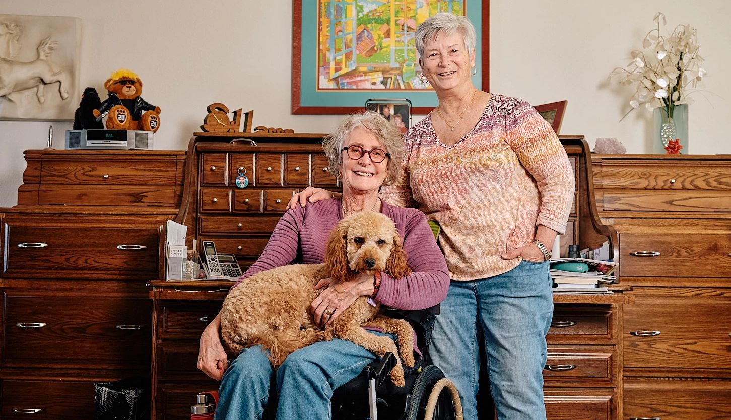 Apoyo y cuidados para personas con esclerosis múltiple Fotografía de SeaJaye Sillasen, quien fue diagnosticada con esclerosis múltiple en 1972, y su pareja Robin Paquet, en su casa cerca de Denver, Colorado.