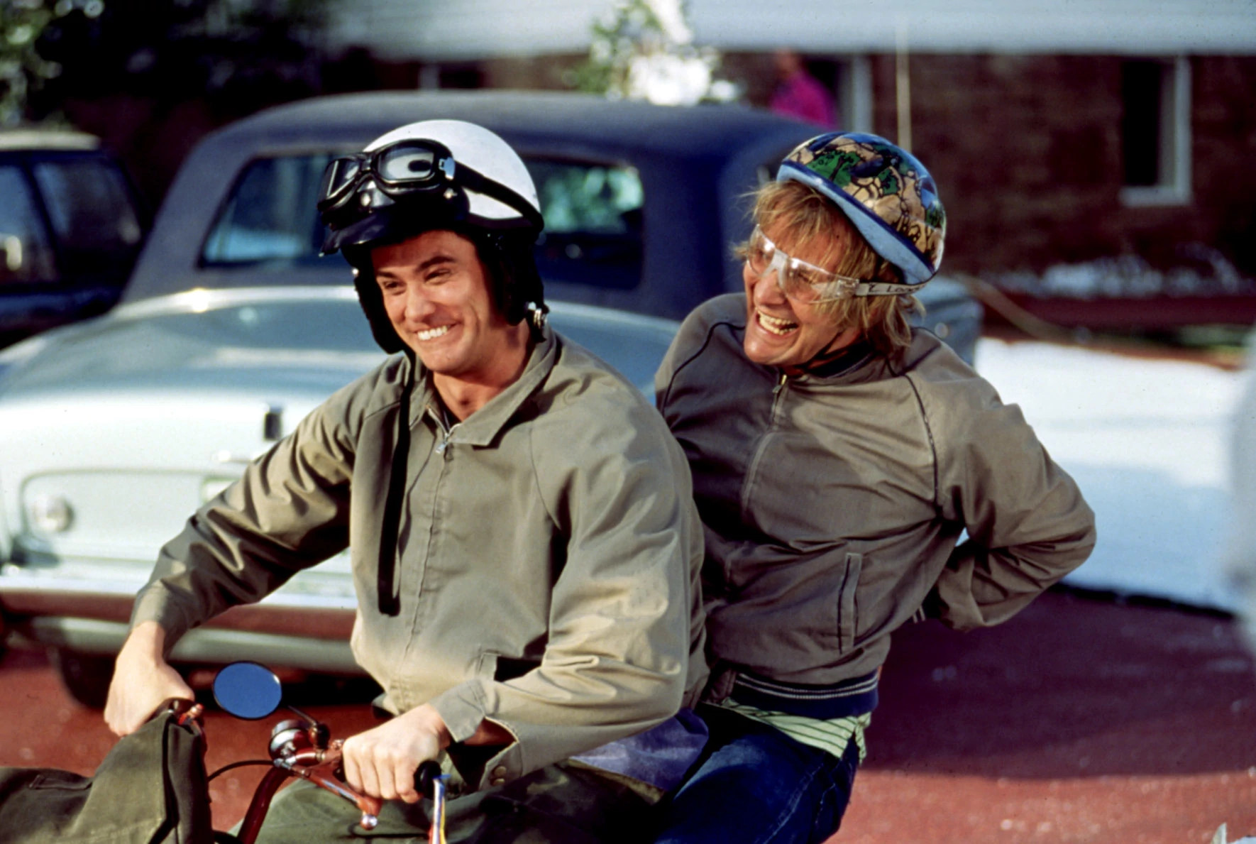 jeff daniels and jim carrey in a scene from dumb and dumber