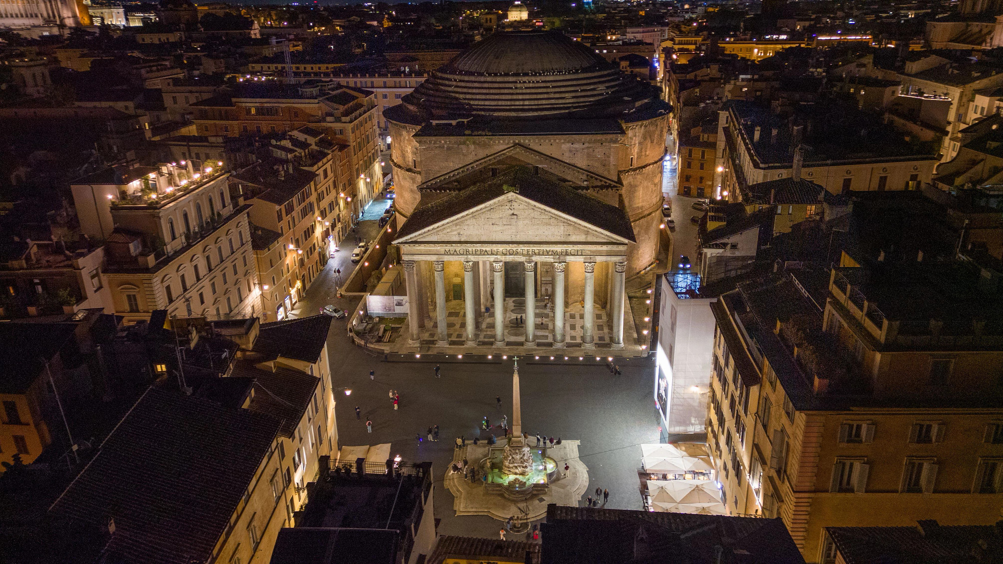 Nighttime view of Piazza della Rotonda