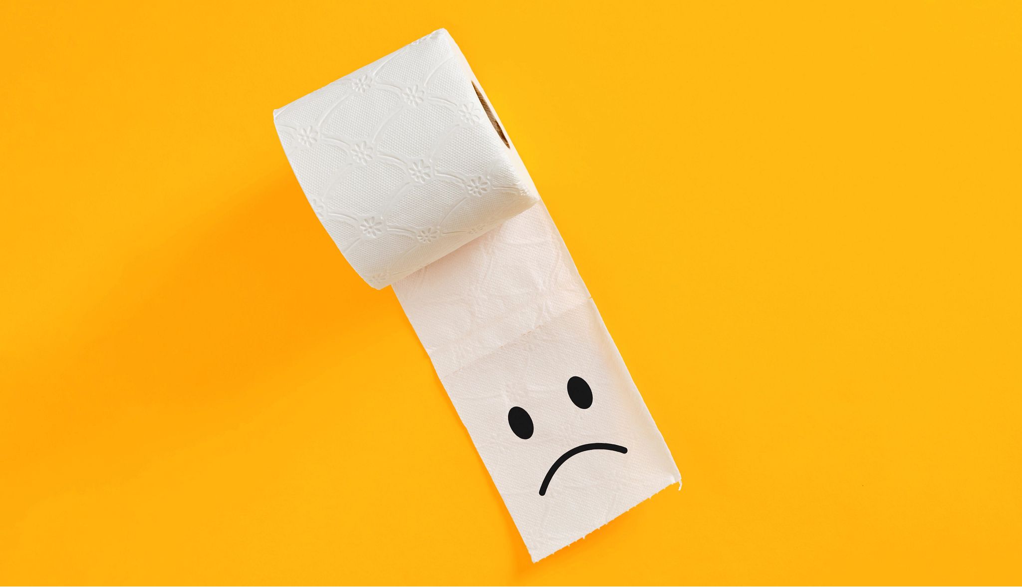 8 soluciones para aliviar el estreñimiento Ilustración de papel higiénico con rostro triste, símbolo del estreñimiento