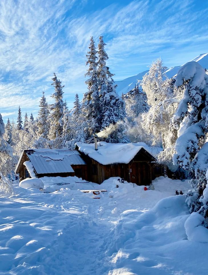 Cabaña cubierta por nieve