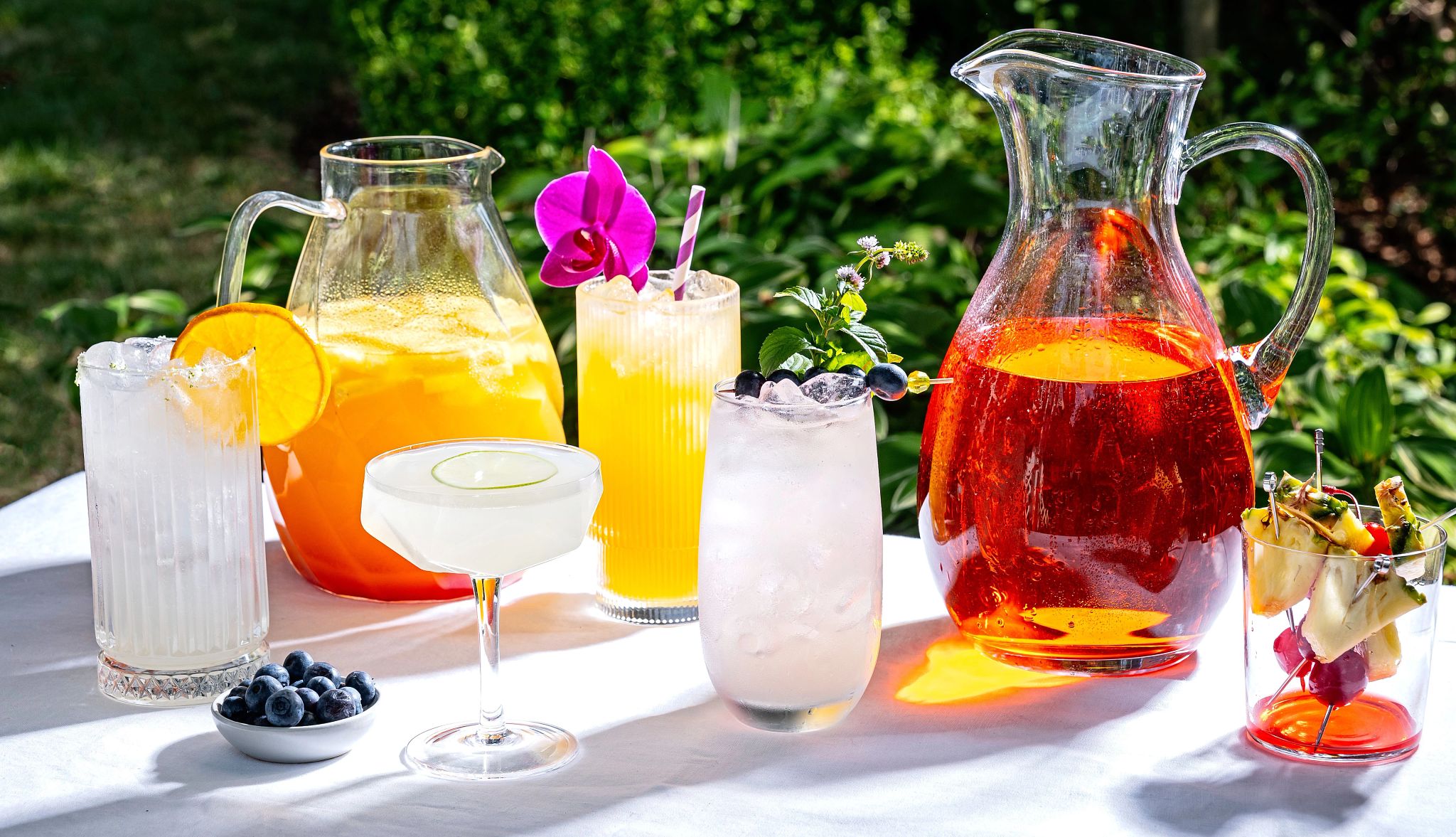 Varios cócteles de verano puestos en una mesa