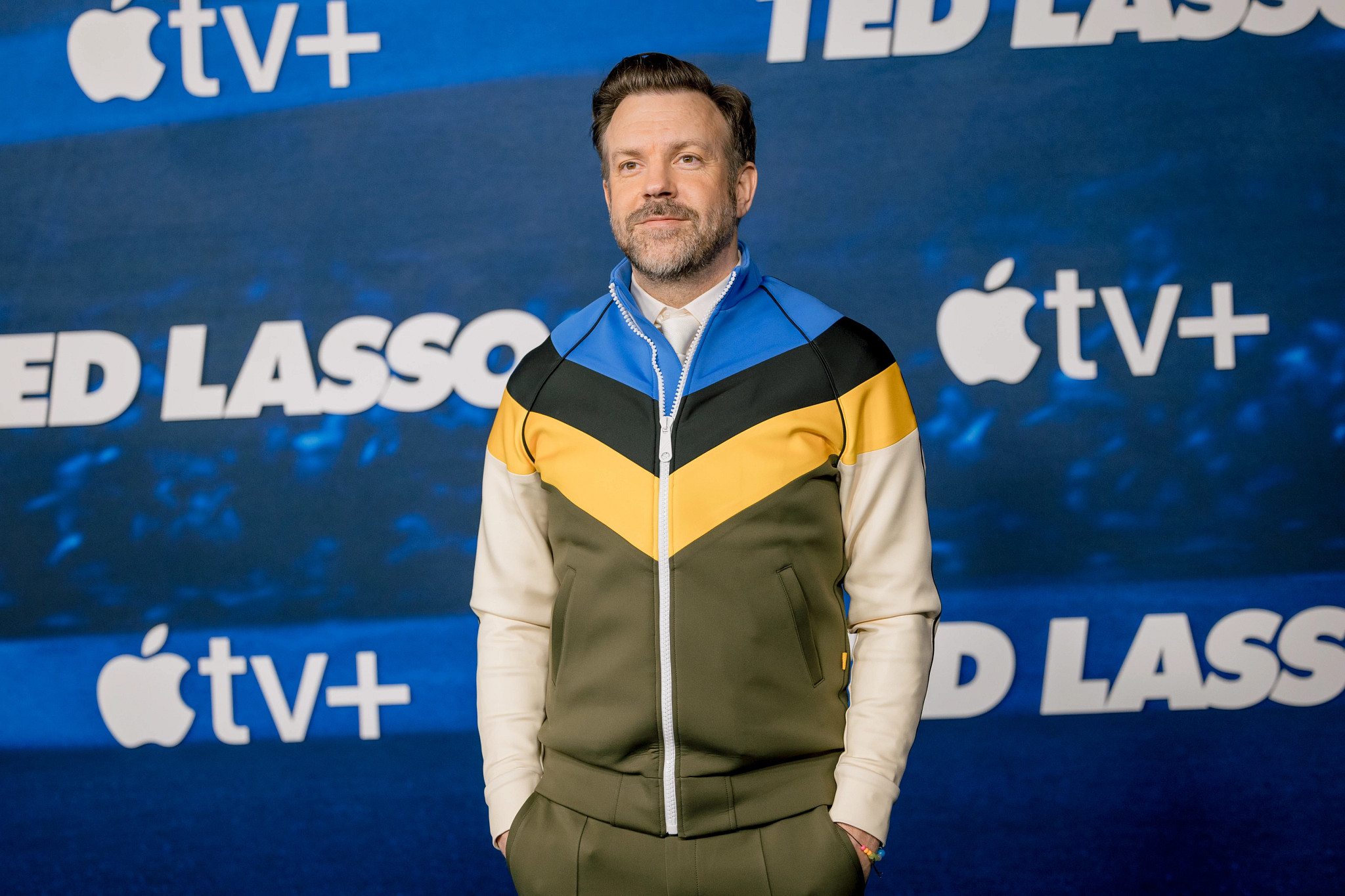 jason sudeikis posing for photos at an event