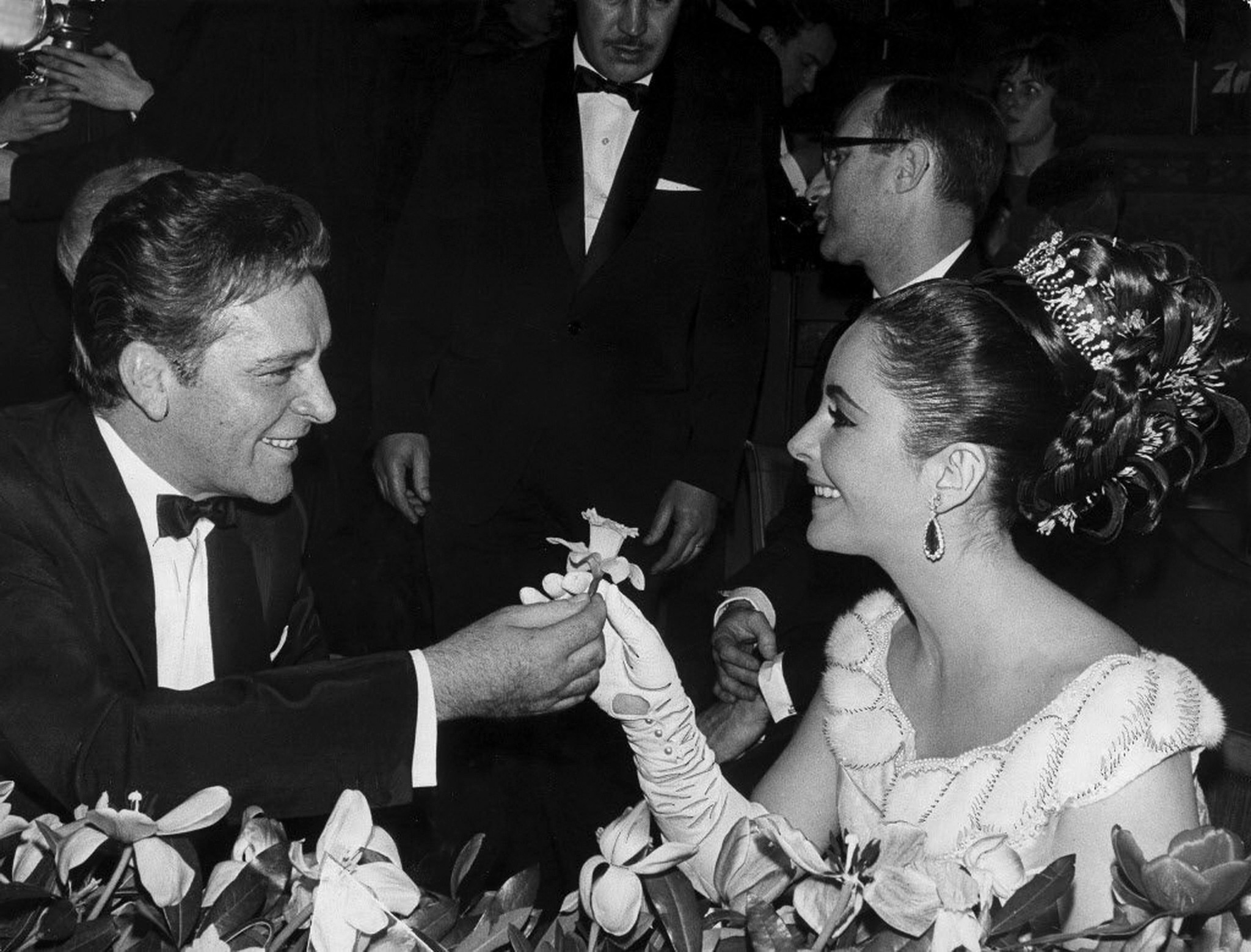 Richard Burton and Elizabeth Taylor Richard Burton giving Elizabeth Taylor a flower