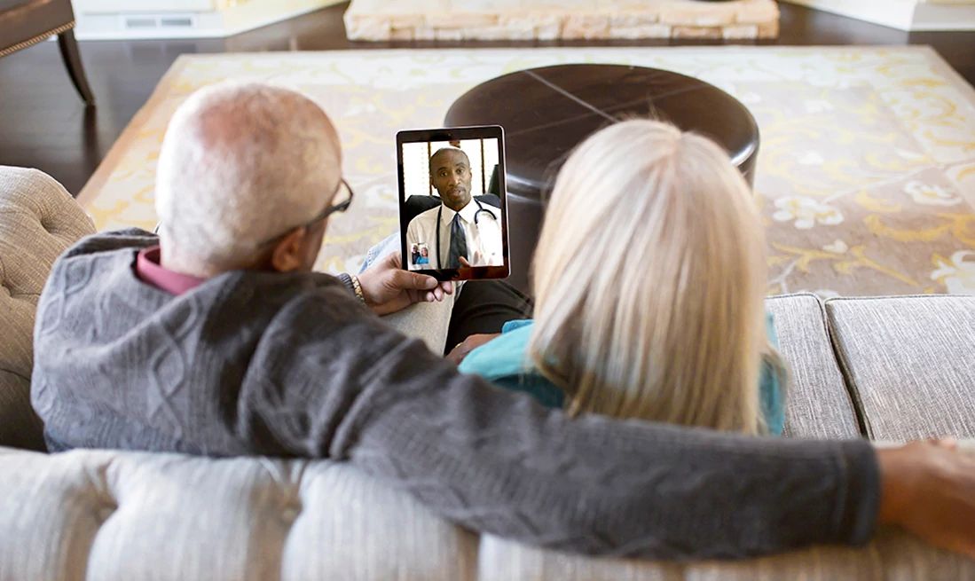 Pareja mayor en una videoconferencia con una tableta digital