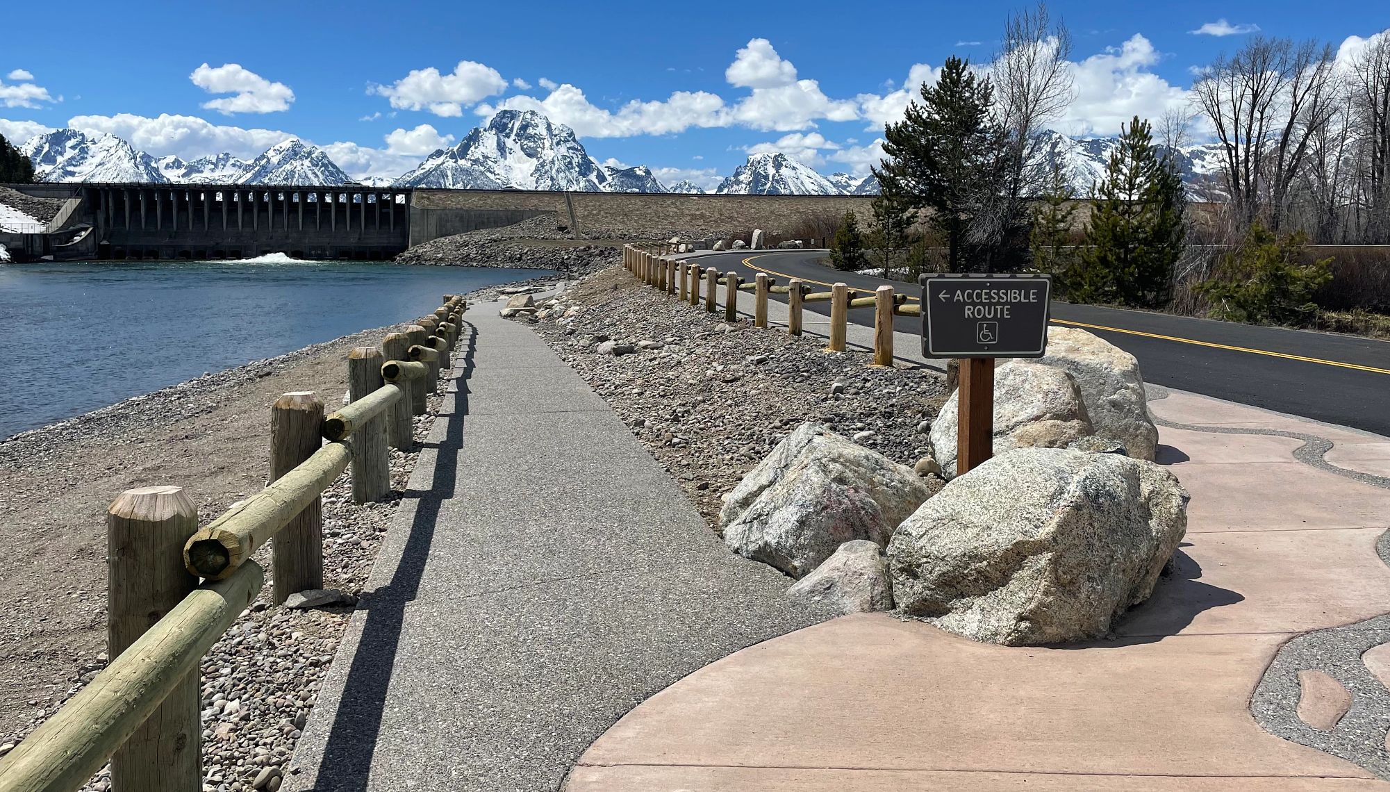 La represa del lago Jackson es una ruta accesible en el Parque Nacional Grand Teton Represa del lago Jackson en el Parque Nacional Grand Teton.