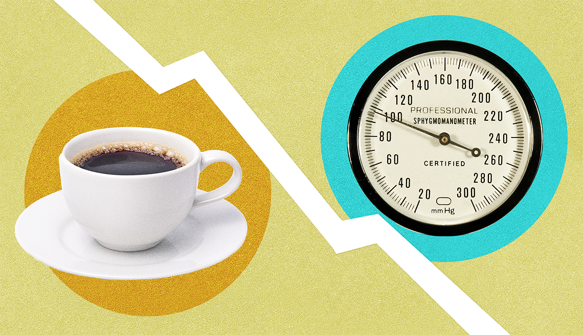 Taza de café y monitor de presión arterial