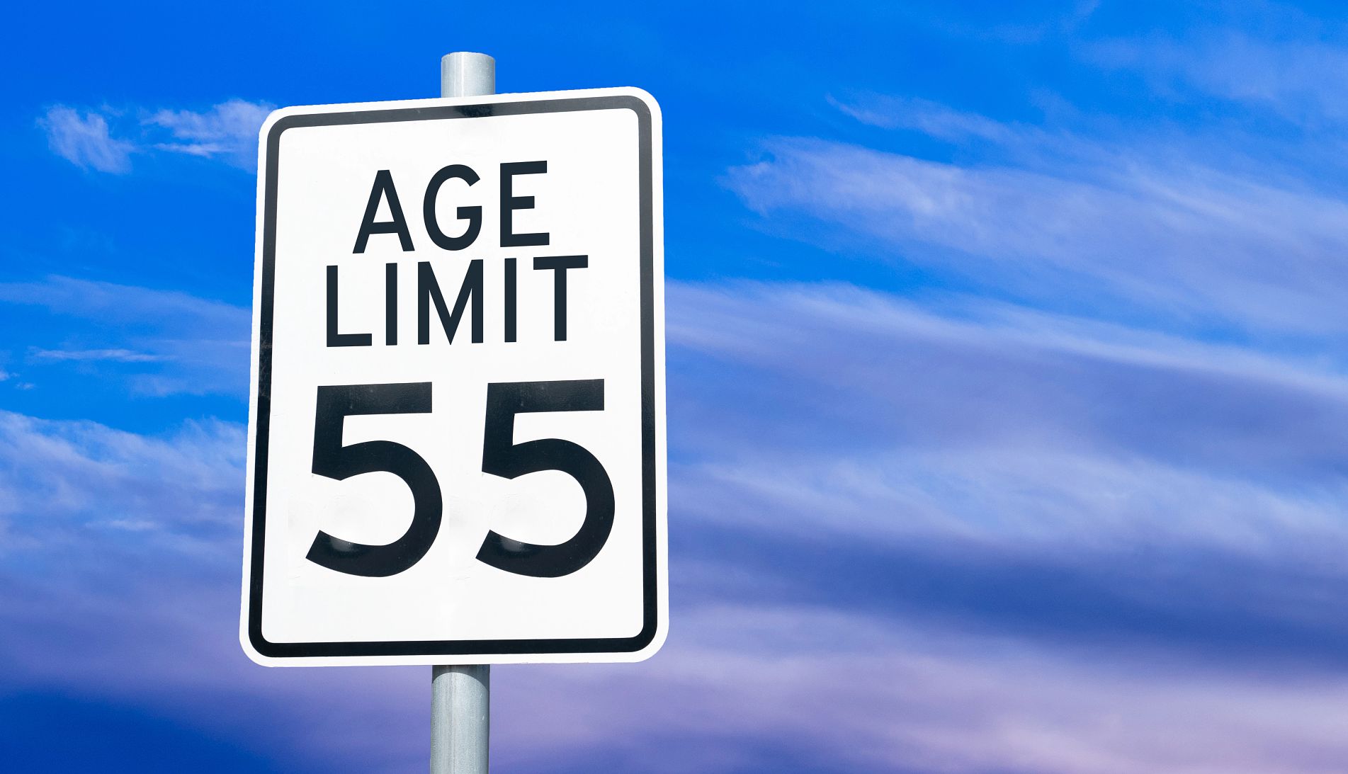 una señal de velocidad con límite de edad de 55 años