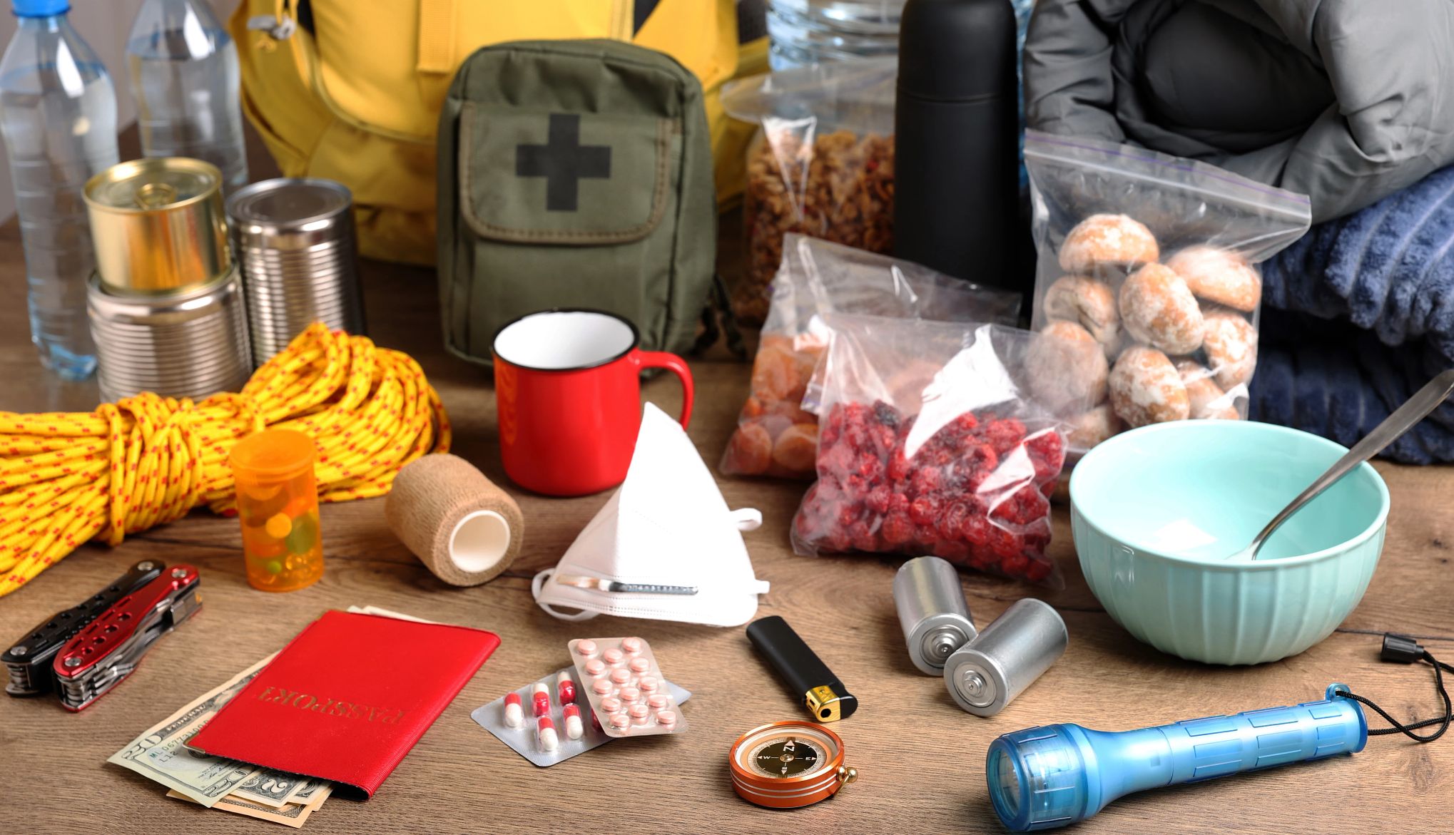 suministros para llevar dentro de una bolsa de emergencia sobre una mesa