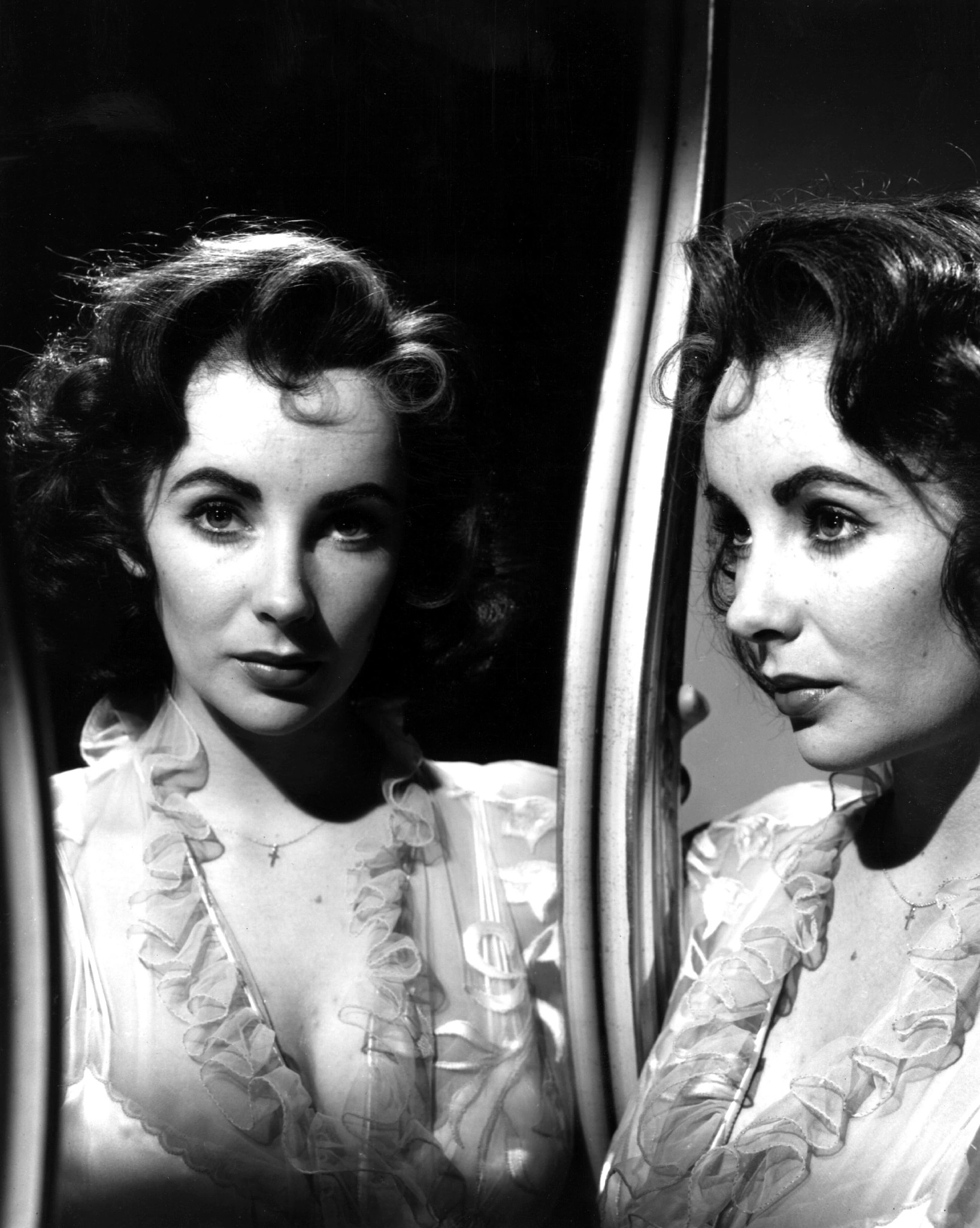 Elizabeth Taylor looking into a mirror in 1954