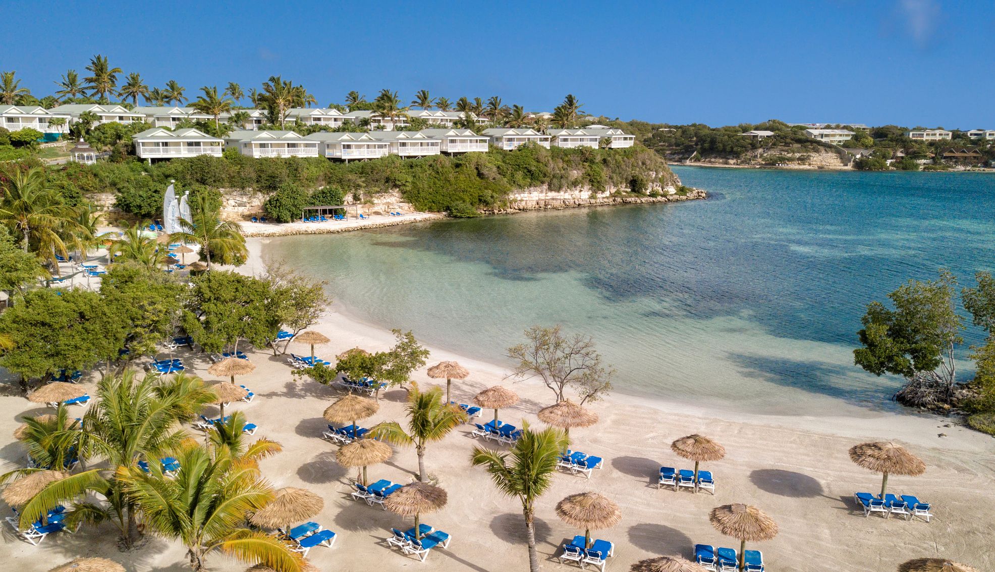 Foto aérea de sillas de playa en The Verandah Antigua