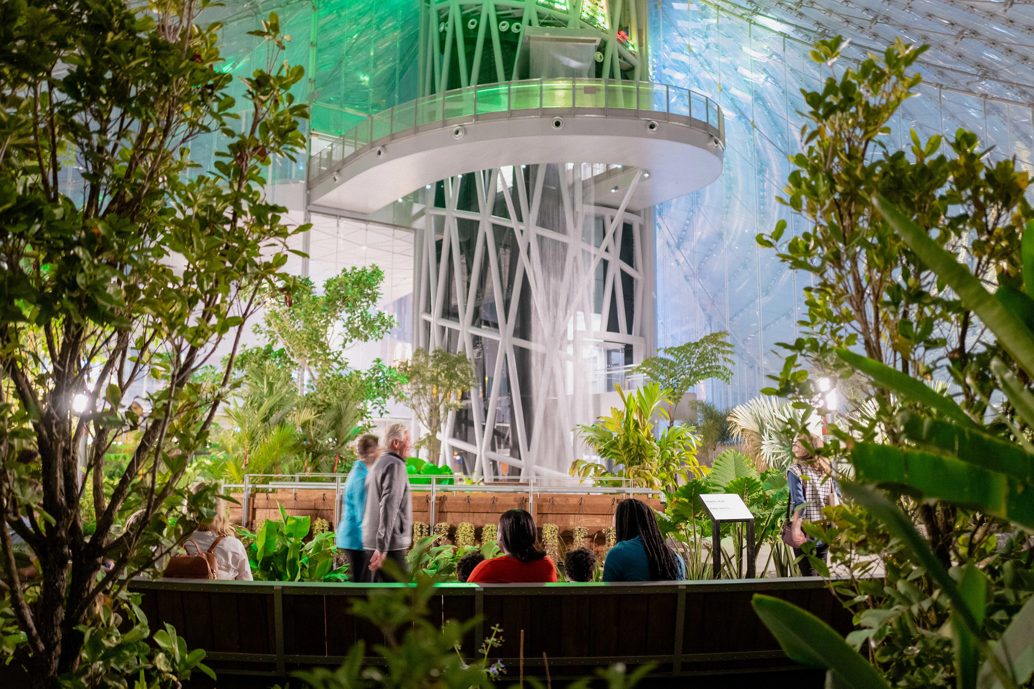 visitantes en el Tropical Biome en Winnipeg, Canadá