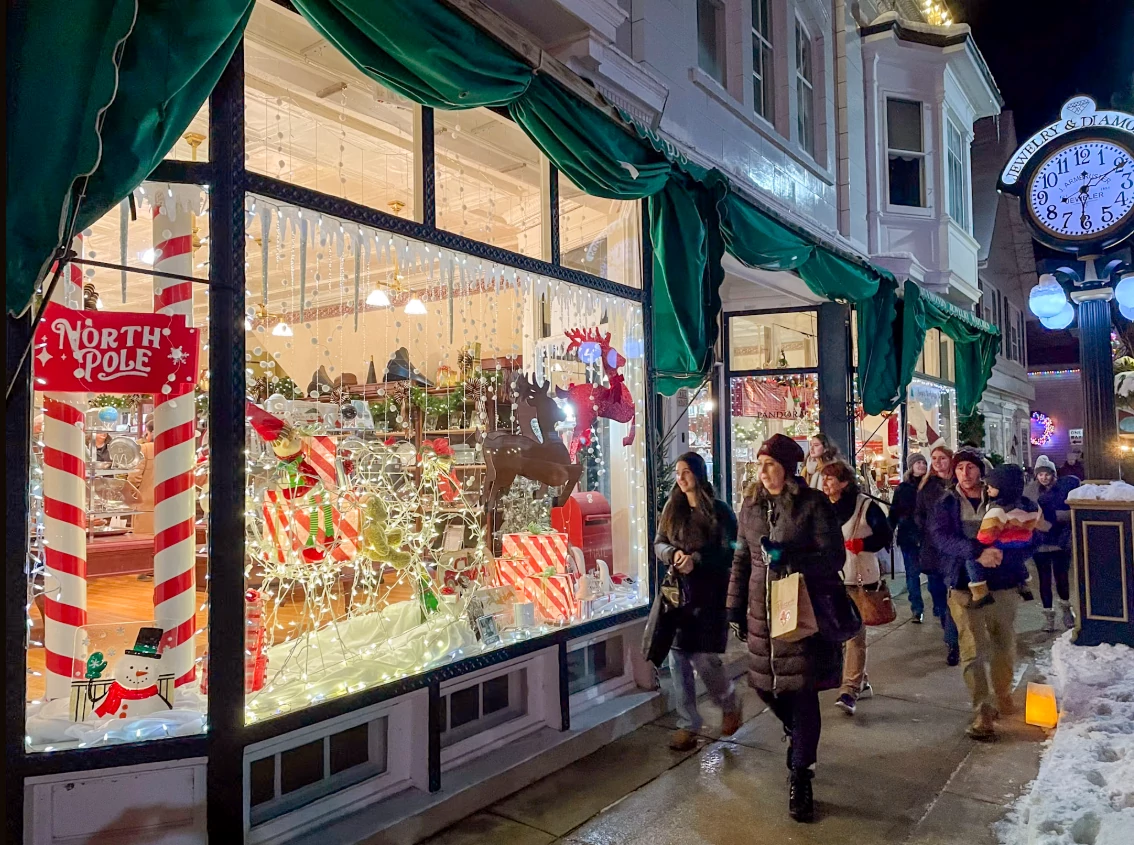 holiday shoppers walking past a storefront