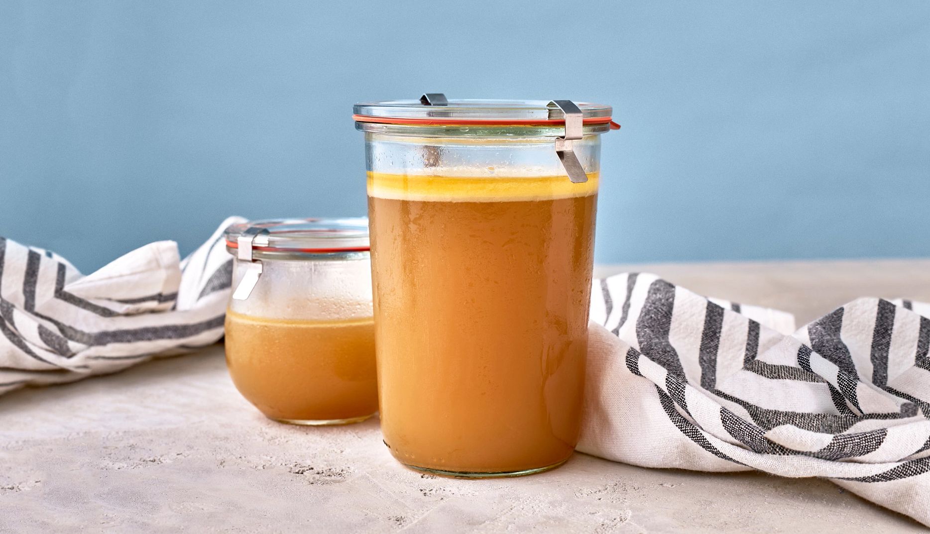 7 beneficios de tomar caldo de huesos Recipiente con caldo de huesos casero