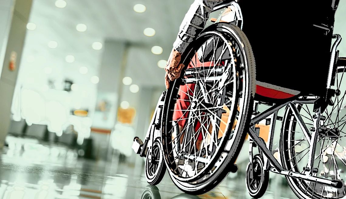 foto de una mujer en una silla de ruedas en un aeropuerto