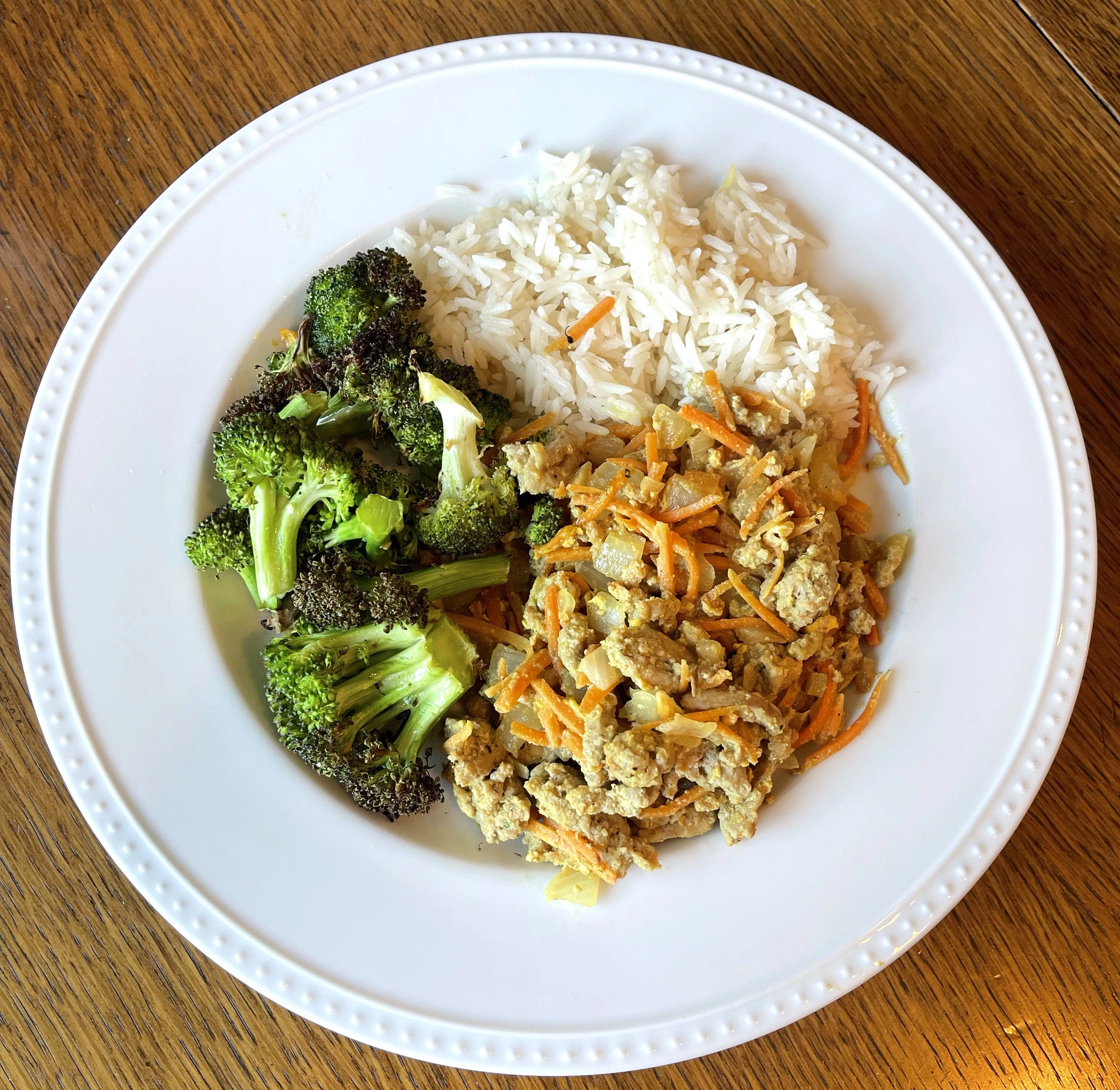 Pollo molido con curry amarillo al estilo tailandés