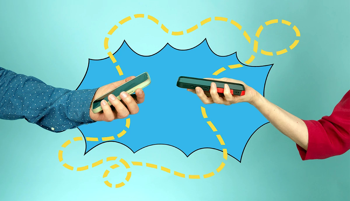 Two people hold smartphones on a blue background.