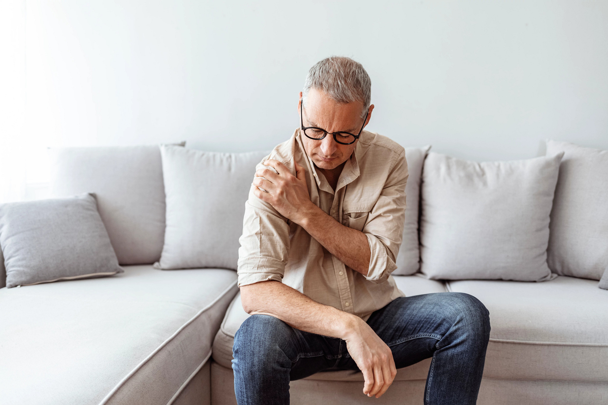 Two scientists are looking into the brain