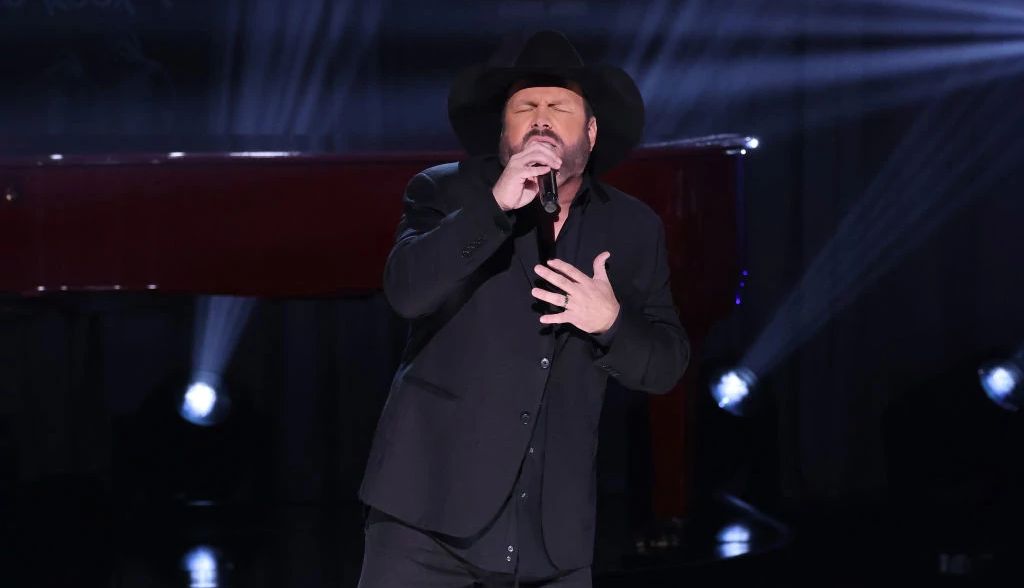 Garth Brooks singing into the microphone during his performance at the Gershwin Prize concert honoring Elton John and Bernie Taupin