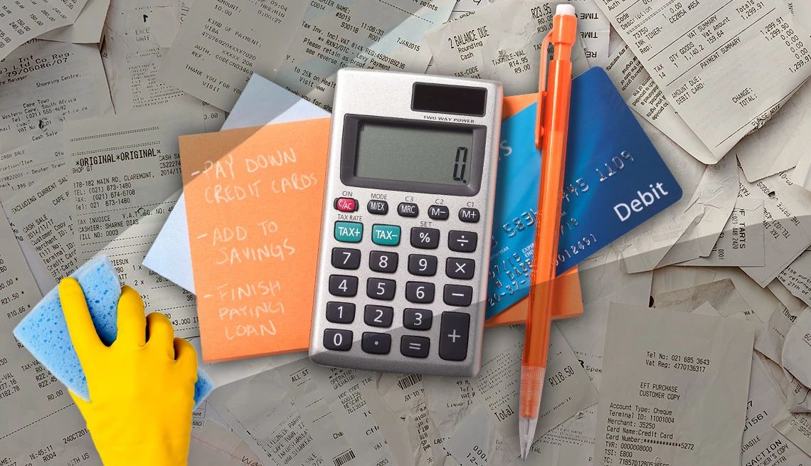 Pon en orden tus finanzas Una calculadora sobre un montón de registros financieros y tarjetas.