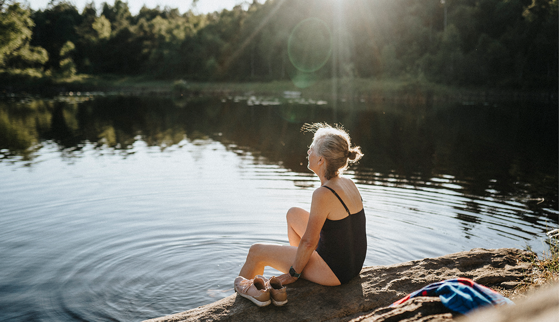 Mujer frente a un lago