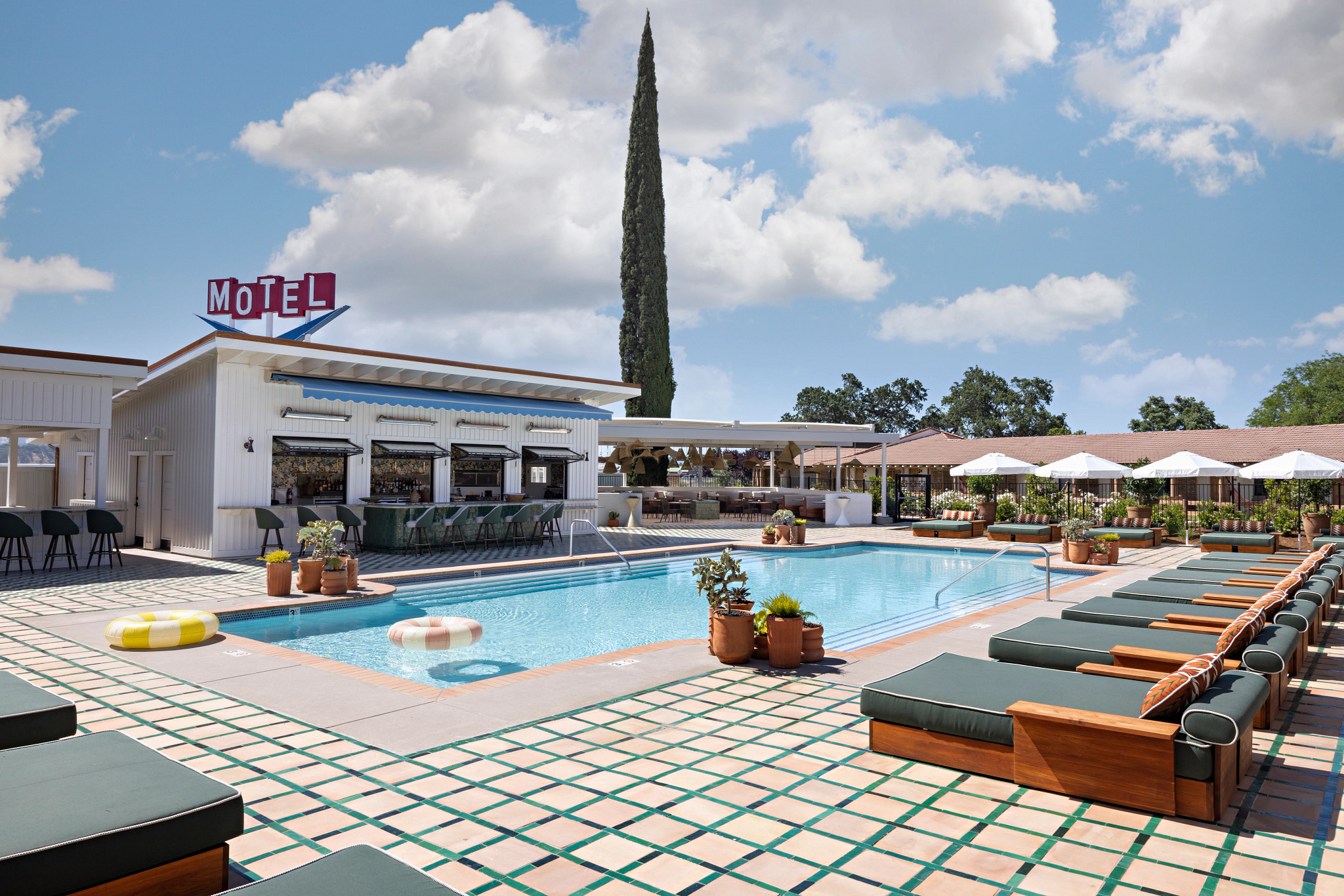 the exterior of the River Lodge motel in Paso Robles, CA