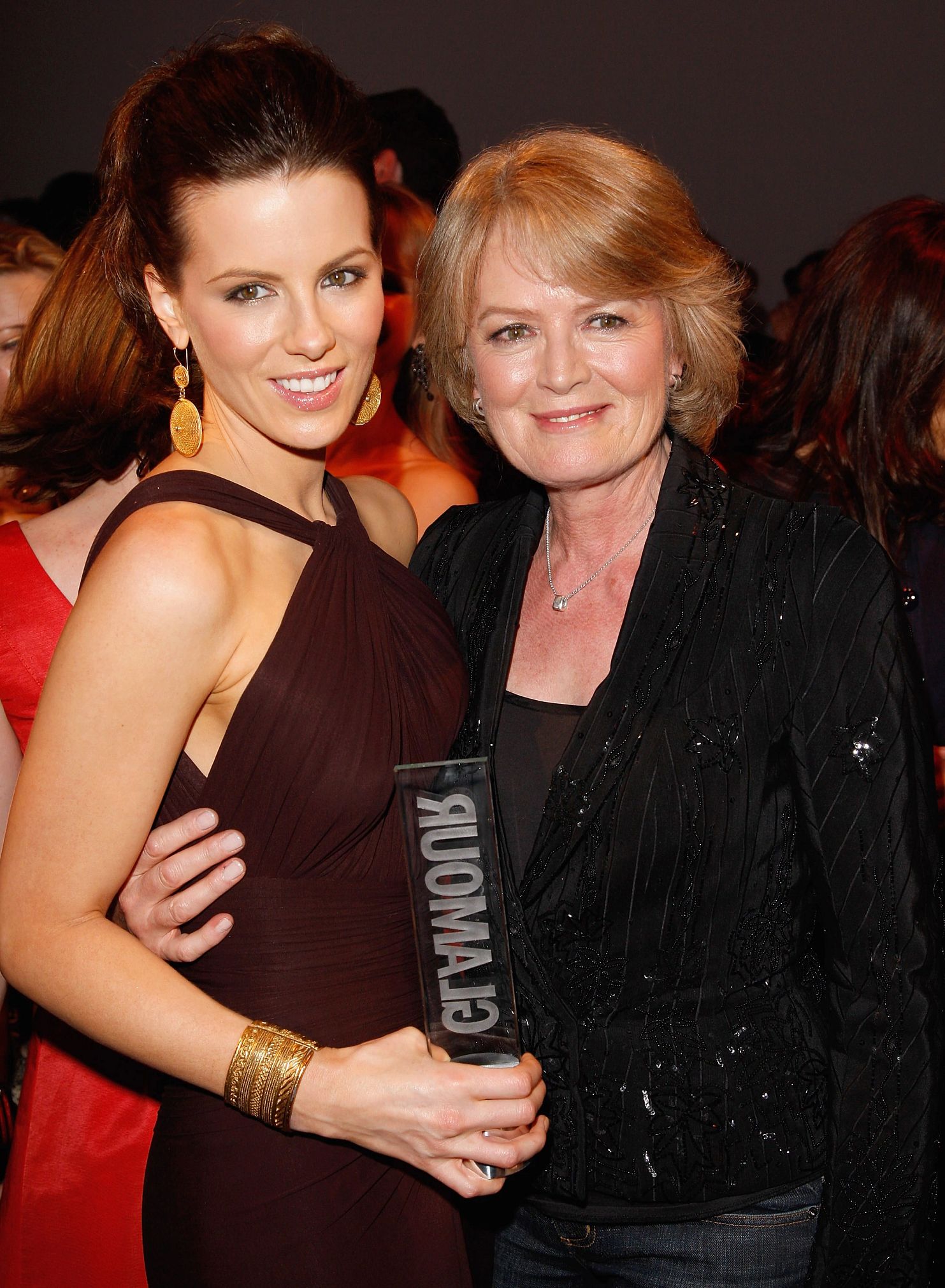 Kate Beckinsale Shares Grief Over Mother's Death kate beckinsale with her mother