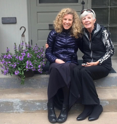 a photo shows author Stephanie Pearson sitting with her mother on the steps of her parents’ home in 2015