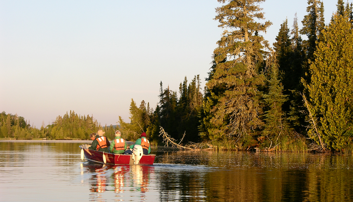 Personas pescando en una canoa en el Parque Nacional Isle Royale