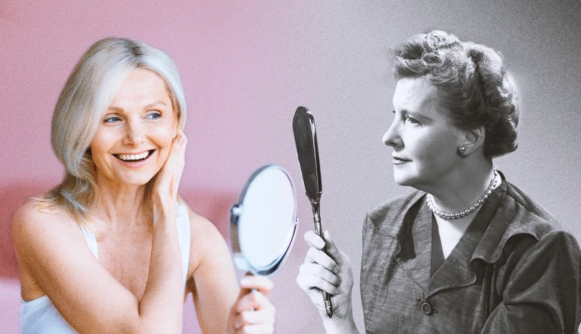 una mujer moderna se mira en un espejo al lado de una foto de mujer en blanco y negro