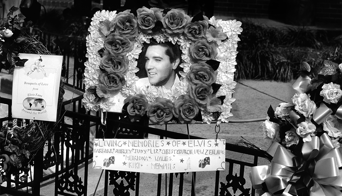 Elvis’ grave in Memphis elvis’ grave in memphis