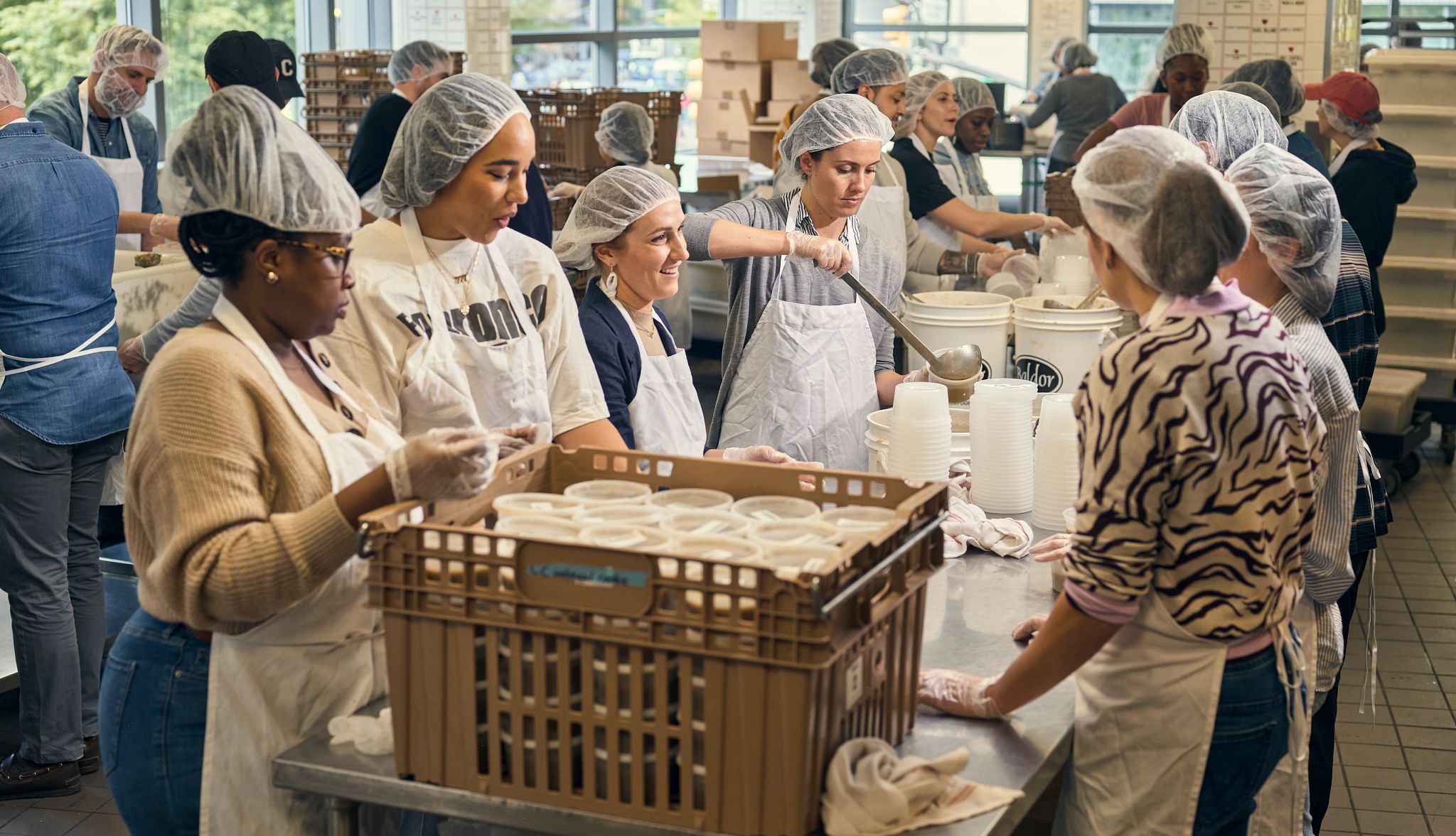 Comidas saludables para la persona que cuidas Voluntarios repartiendo alimentos