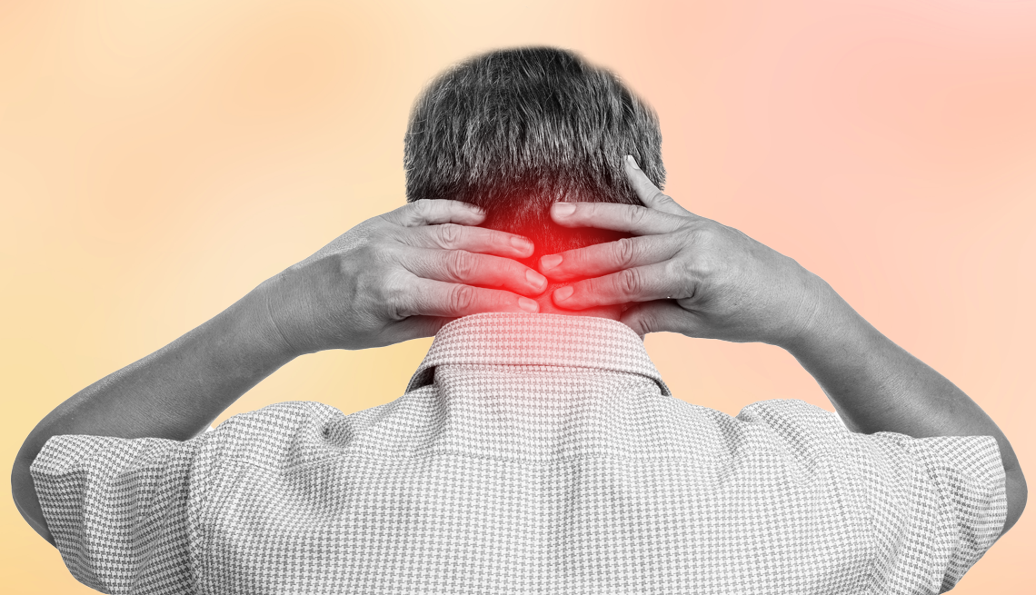 Hombre se lleva las manos a la parte de atrás del cuello en señal de dolor
