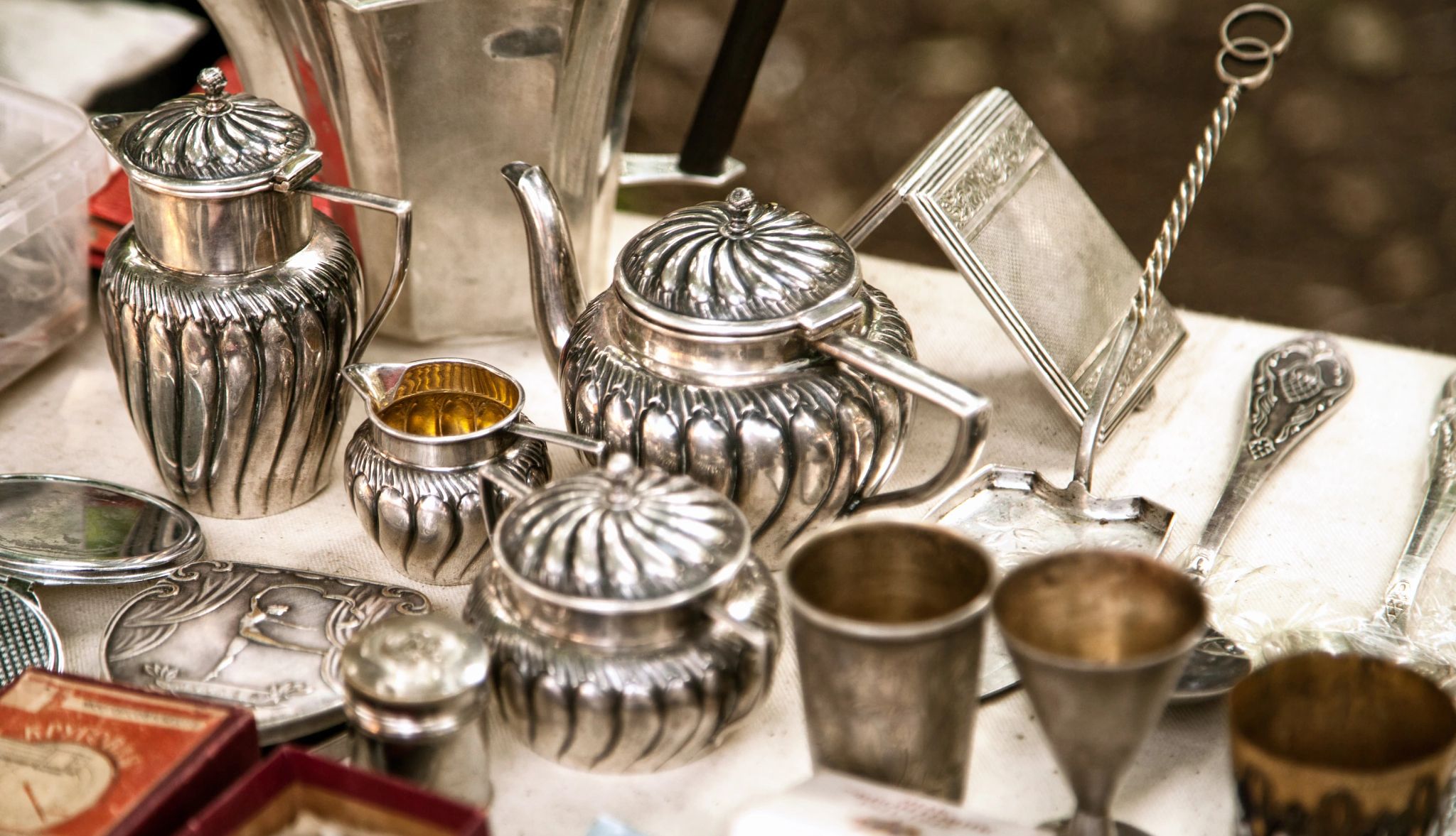 Keep an eye out for these Metal tableware collectibles on table