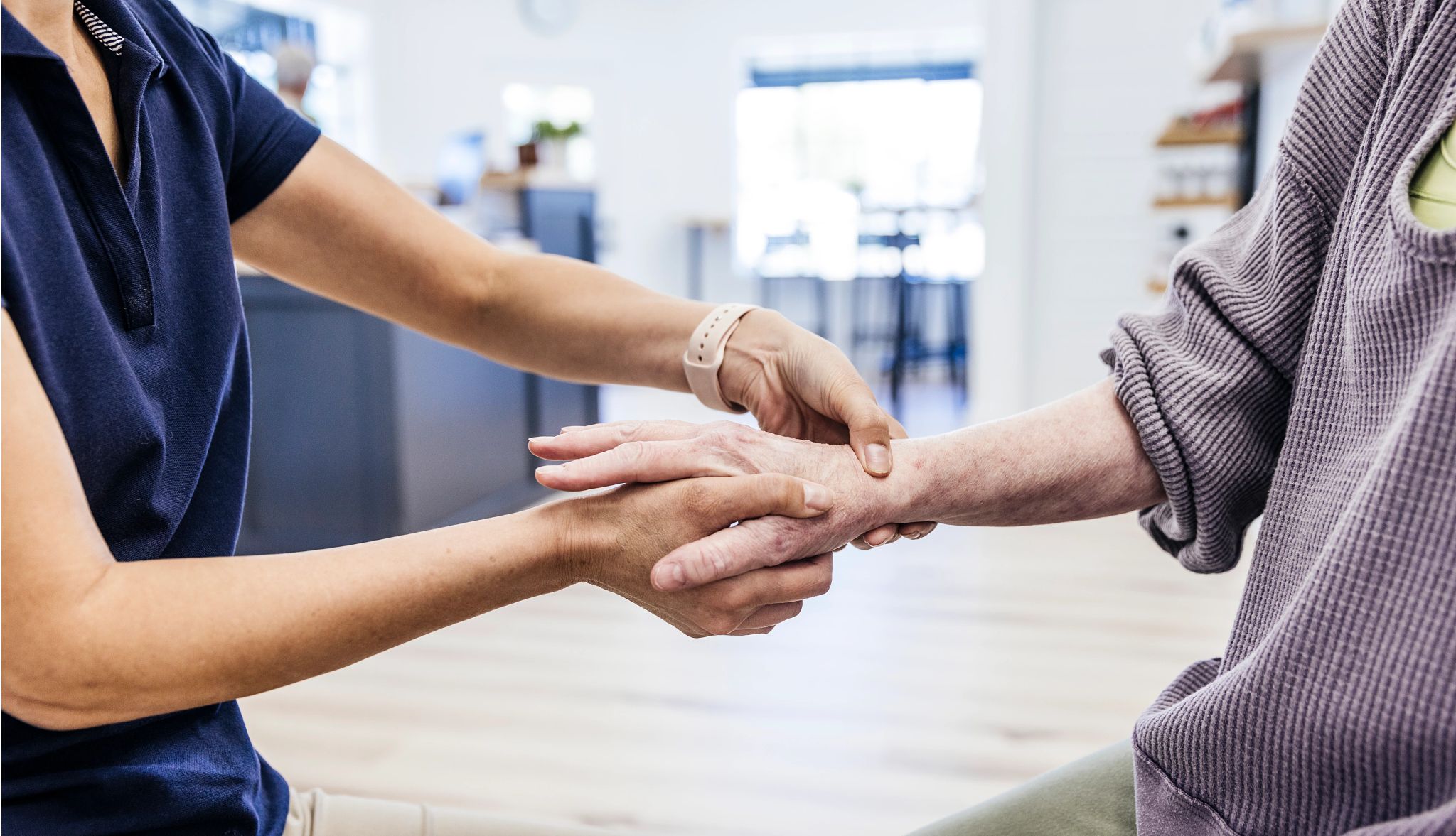 Una enfermera masajea la mano de una paciente Una enfermera masajea la mano de una paciente