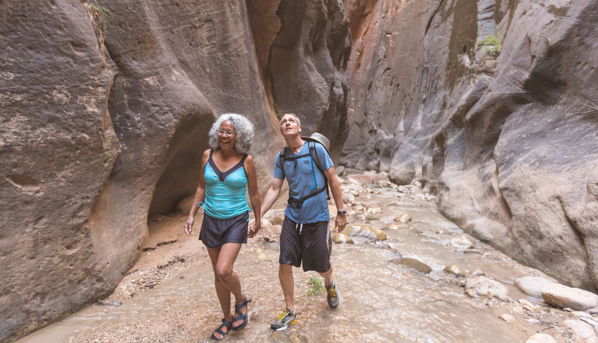 Una pareja camina a través de un hermoso cañón rojo en Utah
