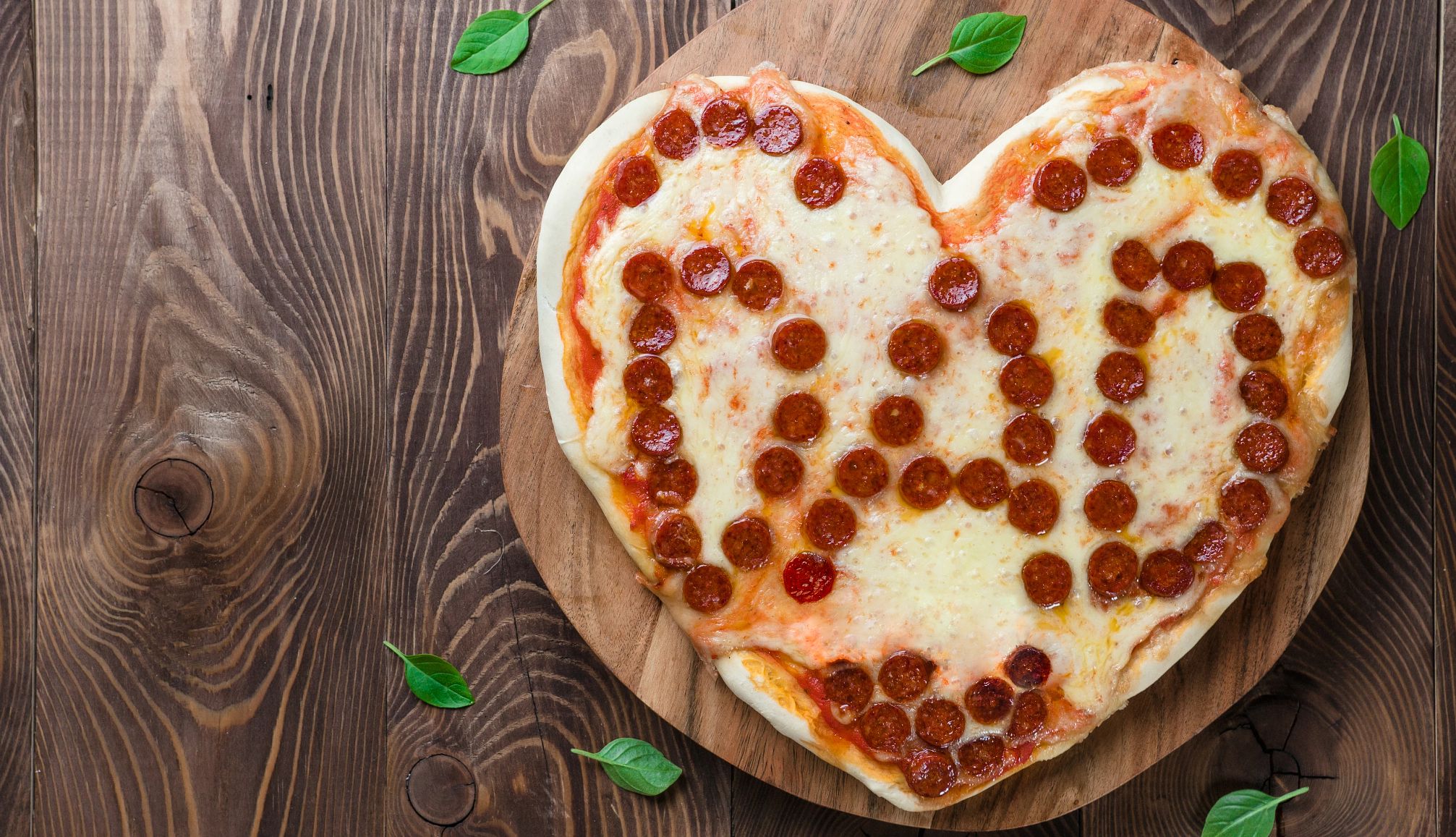 una pizza en forma de corazón con la palabra papá escrito con pepperoni