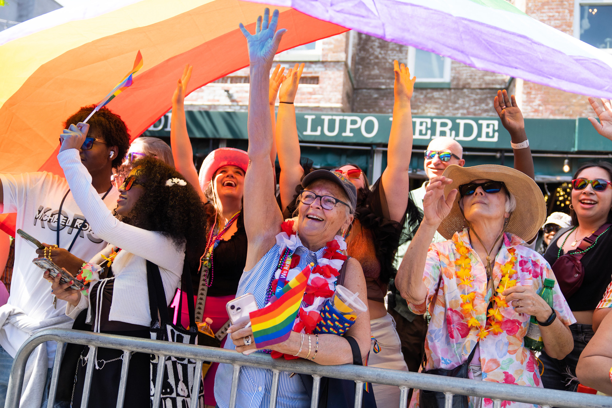 Los espectadores llenan la calle T Street NW durante el desfile Capital Pride Parade en Washington D.C., el sábado, 10 de junio del 2023