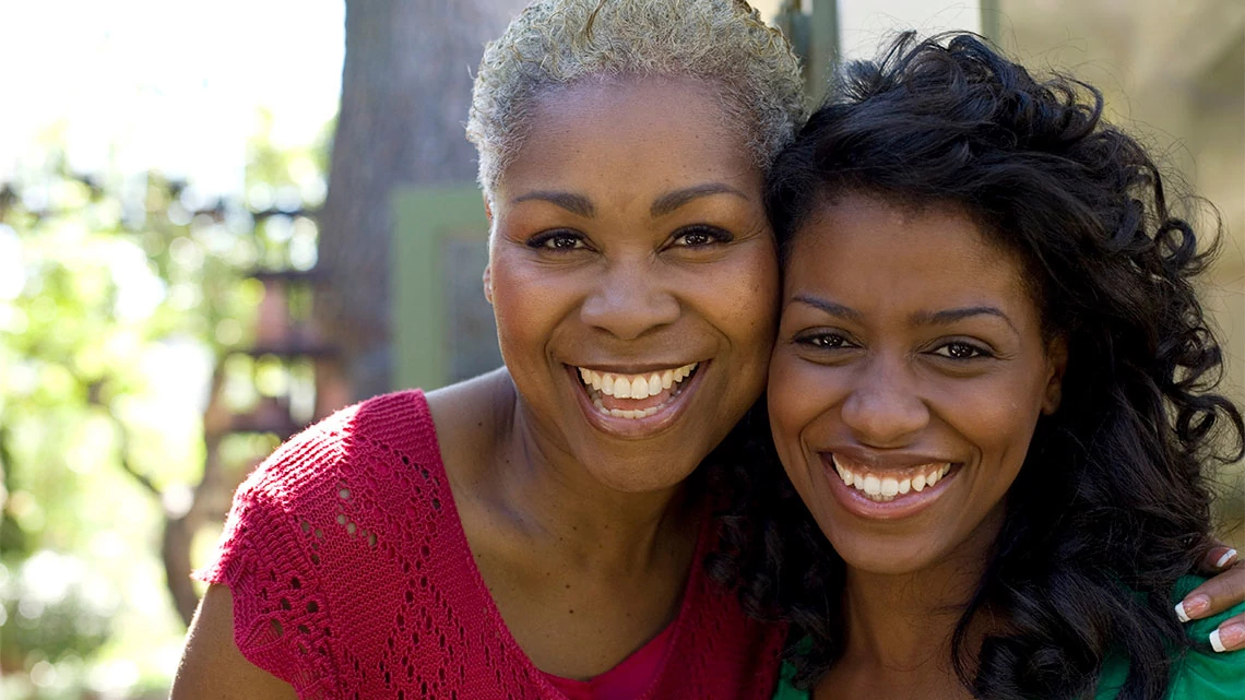 Dos mujeres sonriendo al aire libre. Dos mujeres sonriendo al aire libre.