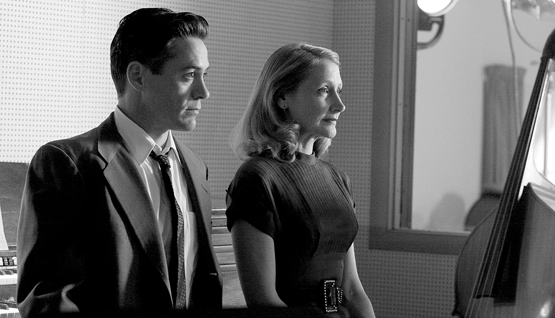 Robert Downey Junior and Patricia Clarkson in a scene from the film Good Night and Good Luck