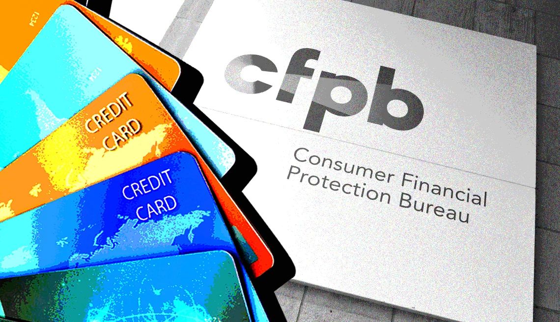 Regla limitará los recargos por demora en tarjetas de crédito tarjetas de crédito junto a un cartel de la CFPB