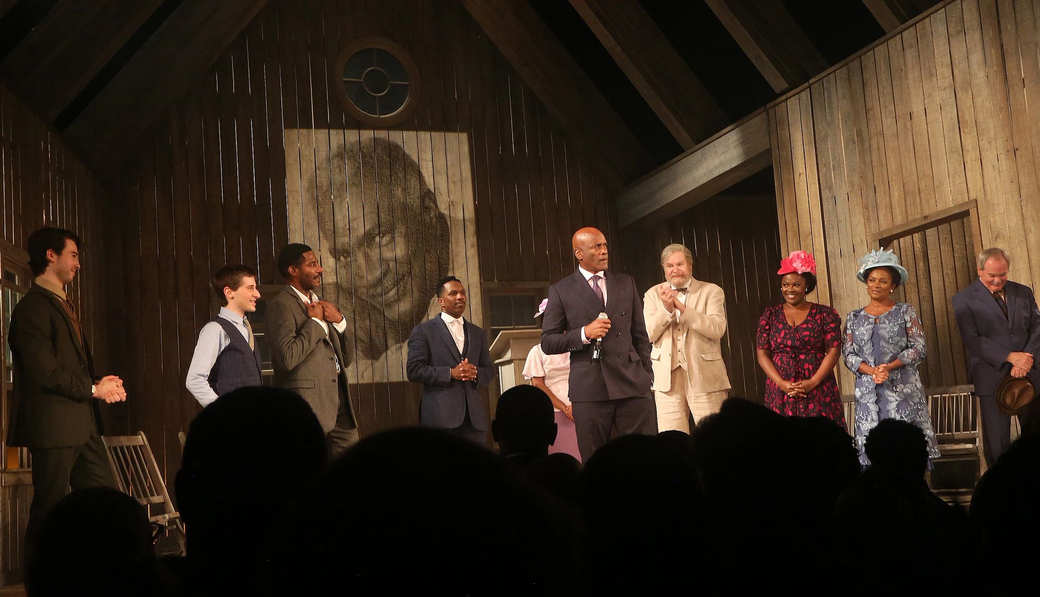 El director Kenny Leon y el reparto de "Purlie Victorious" durante el estreno en el Music Box