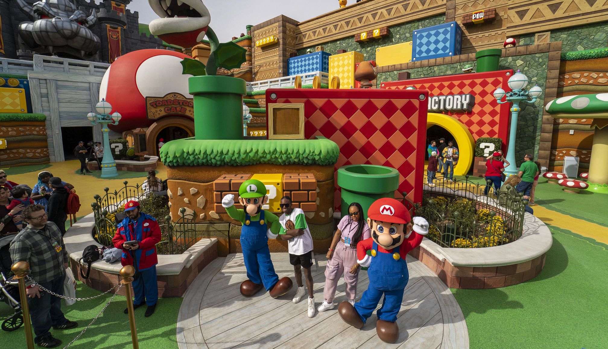 Foto del nuevo parque de Universal Studios, Super Nintendo World, con los personajes Mario y Luigi.