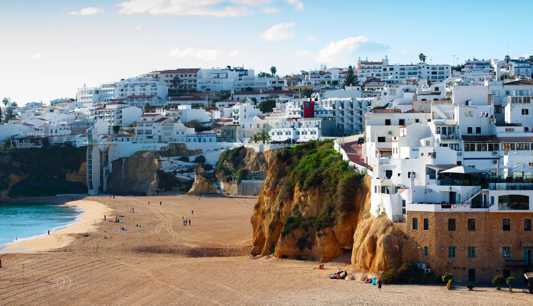 Casas a lo largo de una playa en la región del Algarve en Portugal