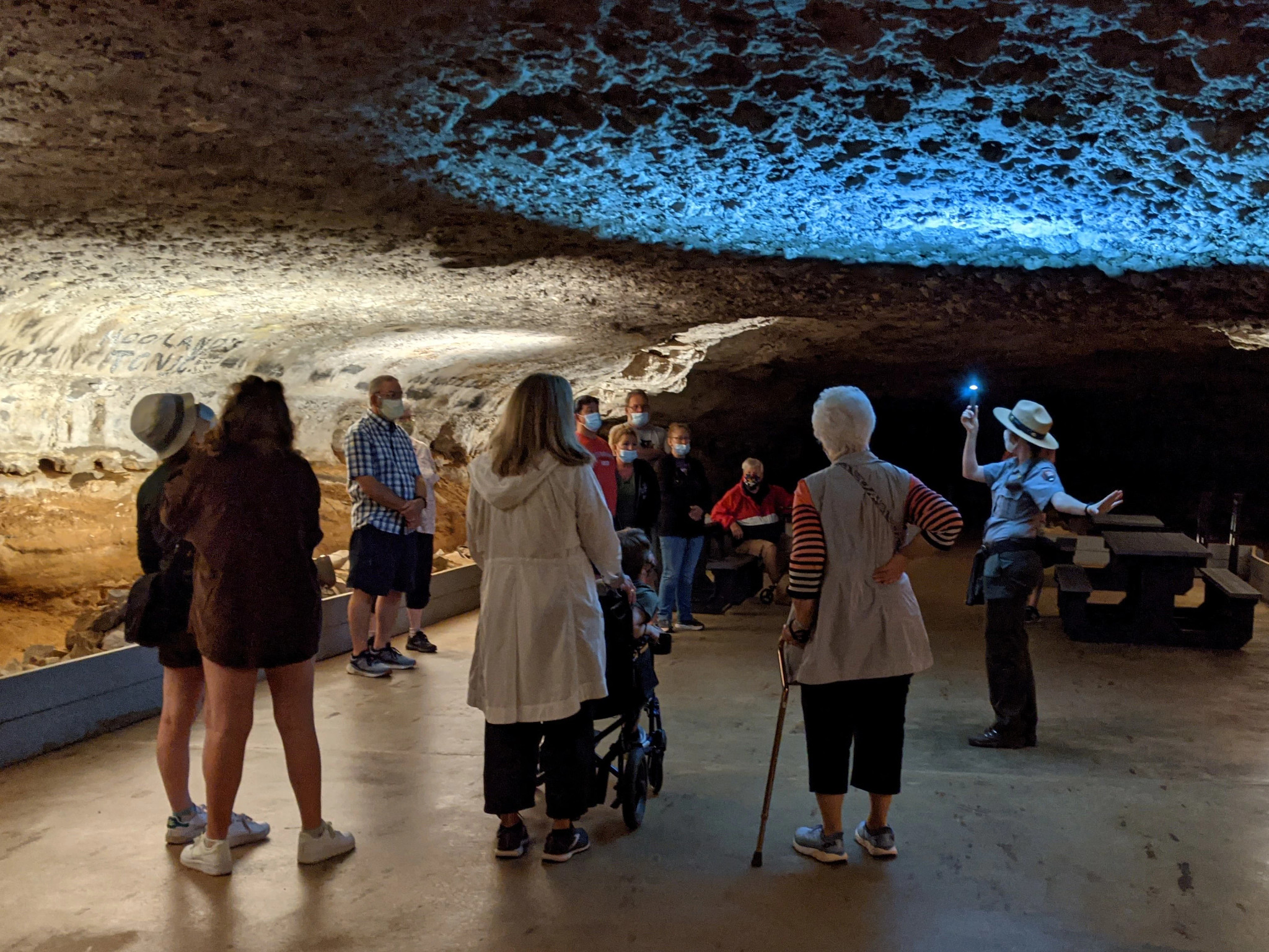 visitantes en la Sala Snowball en el Parque Nacional Cueva del Mamut.