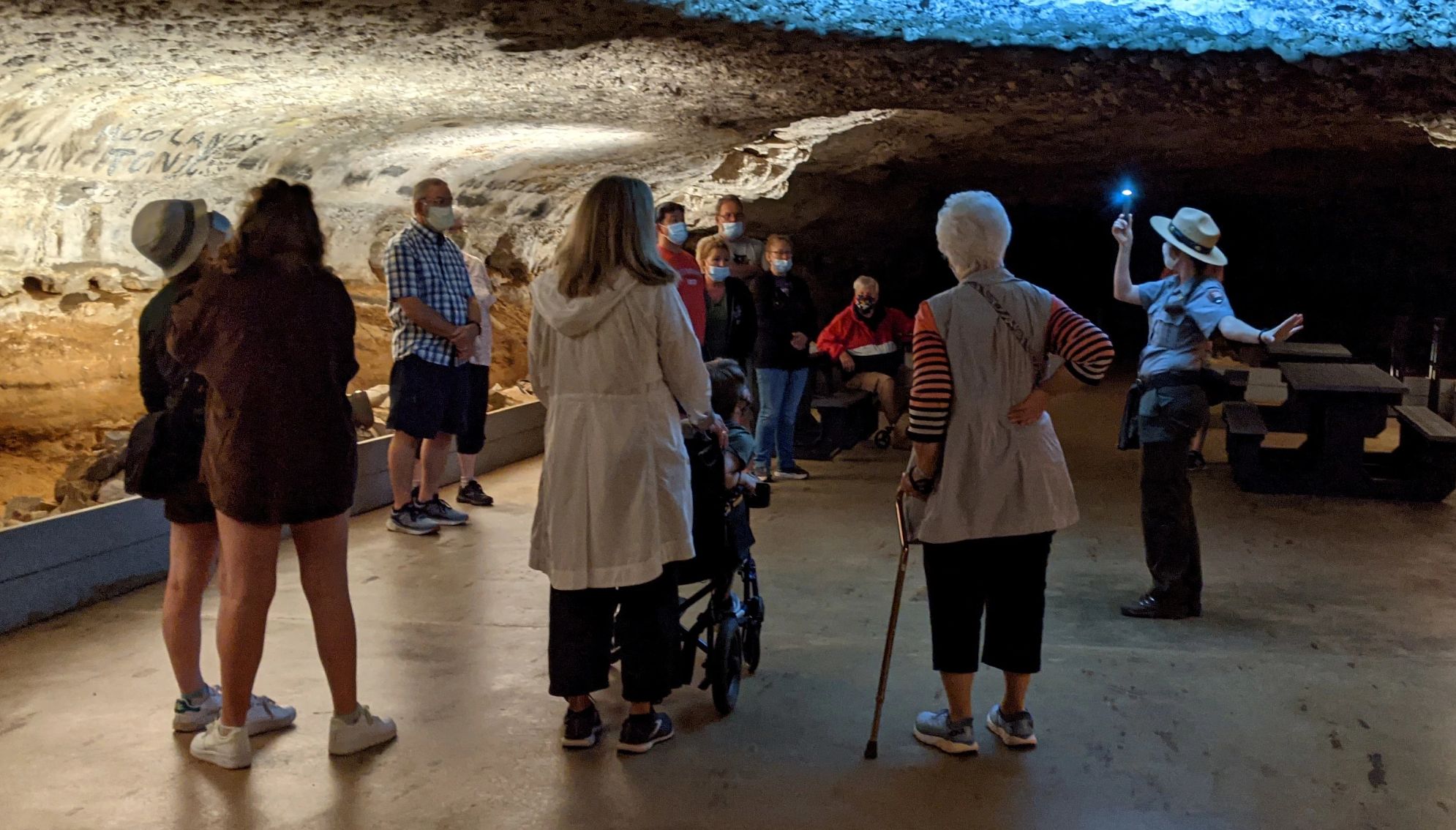 visitantes en la Sala Snowball en el Parque Nacional Cueva del Mamut.