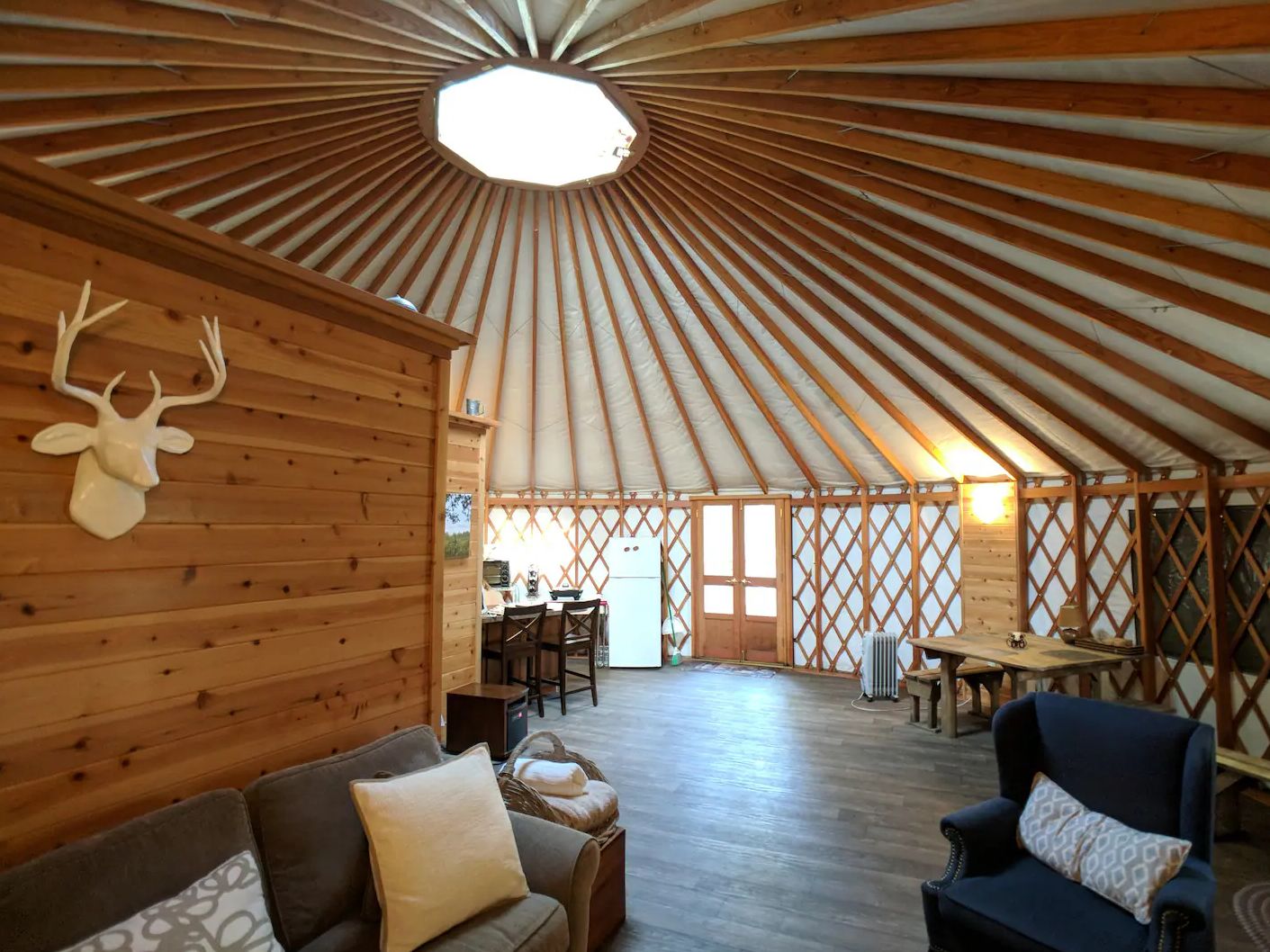 vista interior de una cocina pequeña dentro de una yurta en Bradley Vineyards