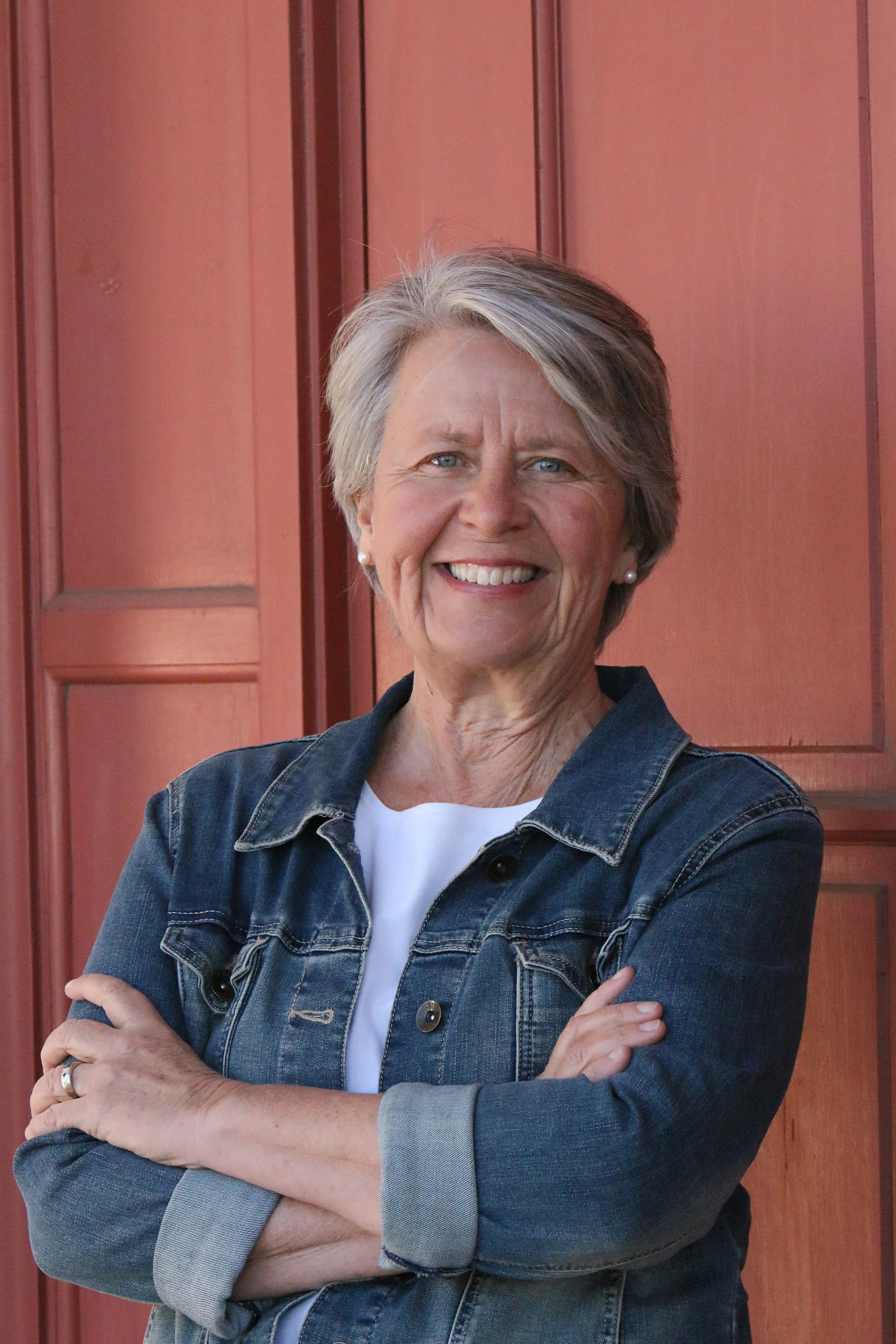 Martha Barnette smiling for a portrait, crossing her arms