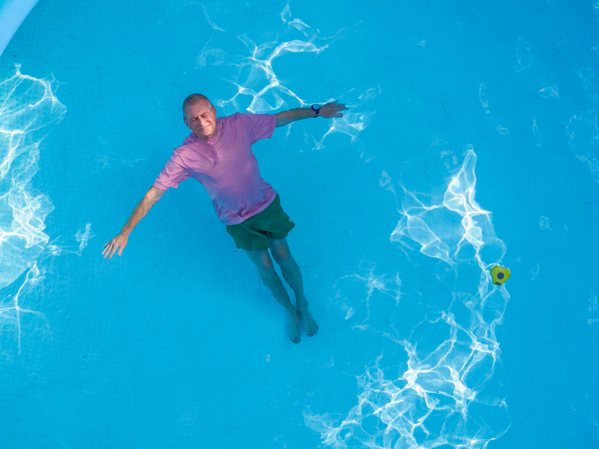 rick hanson floats in a pool
