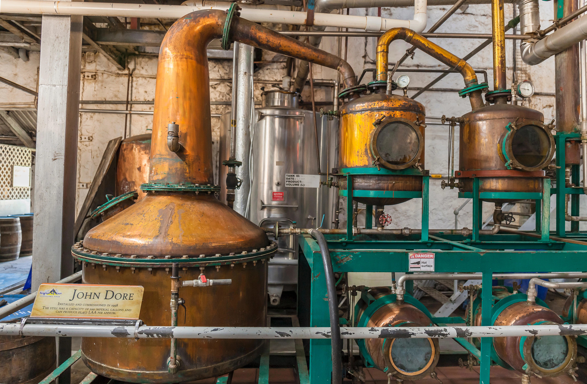 El destilador John Dore en la destilería St. Lucia Distillers